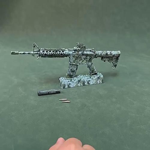 おもちゃ アーミー 装備品 合金 武器 1:3 AR15 280mm 塗装済みアクションフィギュアの武器 迷彩版（230297)